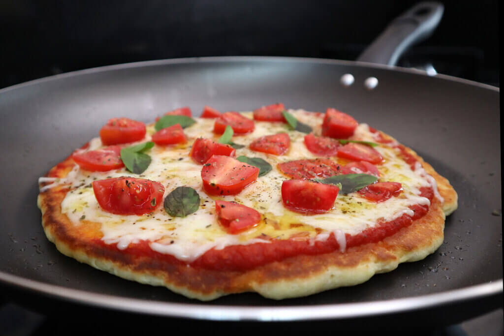 Pizza Low Carb Rápida de Frigideira: Você Sabia que é Possível Fazer em Menos de 15 Minutos?